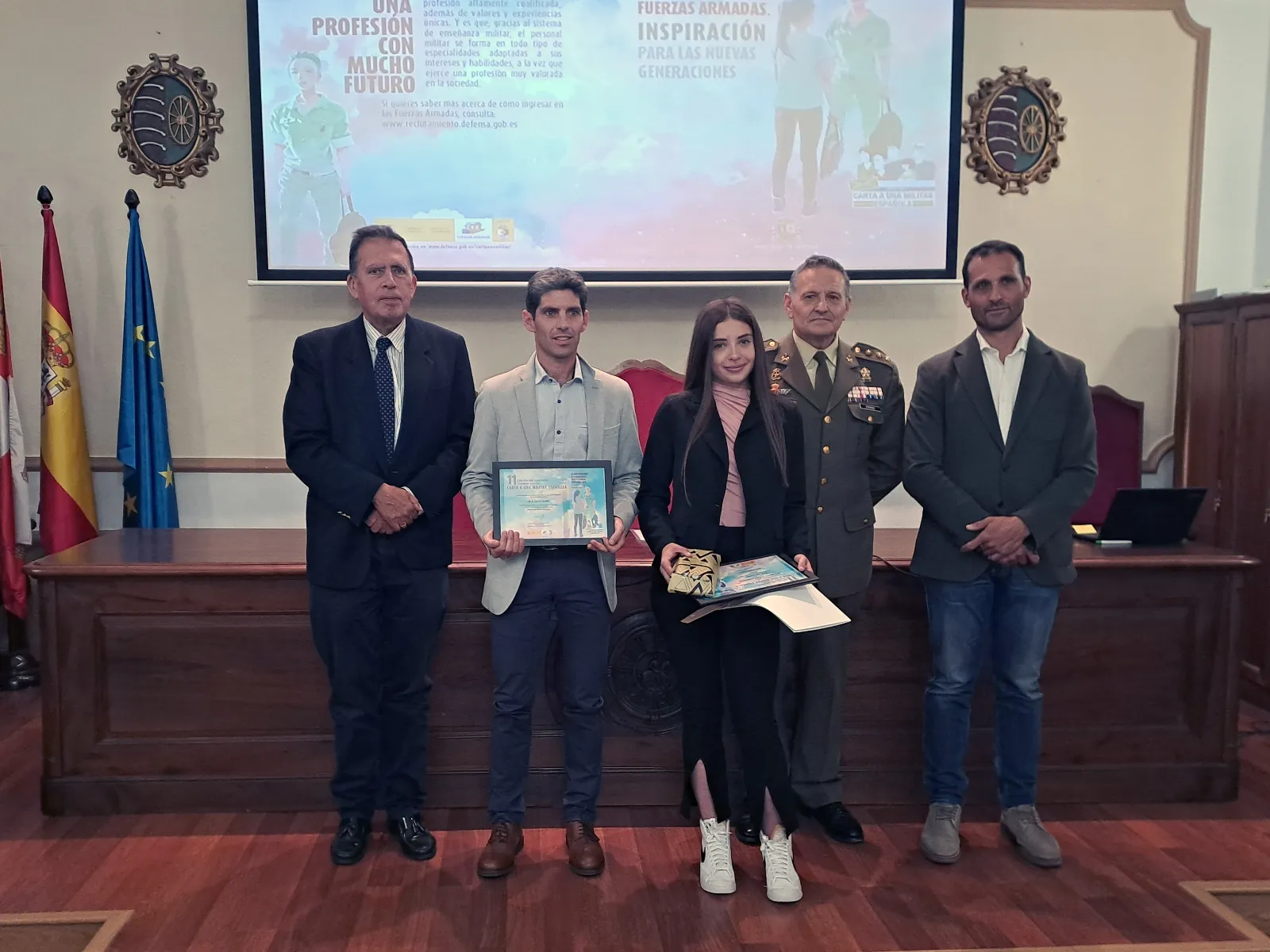 La ganadora, Marta Casado, con el diploma que la acredita como ganadora. /SDS