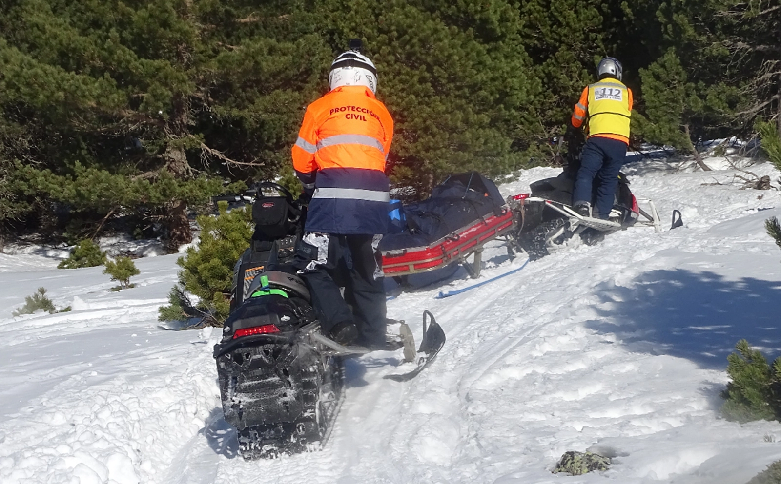 La asociación Motonieve Urbión auxilia a una excursionista en Castroviejo