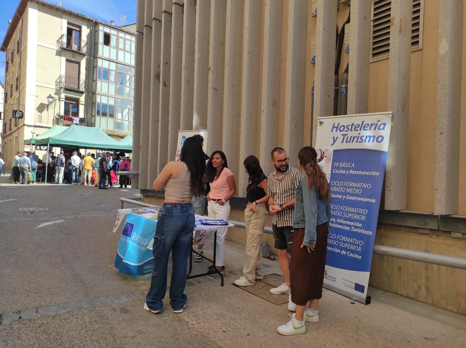Foto 2 - El CIFP La Merced vende el turismo en el Mercado semanal dentro de su campa&ntilde;a de difusi&oacute;n