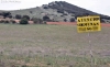 Un cartel avisa de la proximidad de un colmenar en la provincia de Soria. /PC