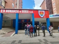 Foto 3 - Colas para recoger las invitaciones del Numancia - Yeclano de ascenso a Primera RFEF