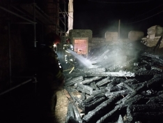 Foto 4 - Sofocado un incendio en el patio de la iglesia de Adradas