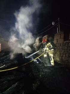 Foto 3 - Sofocado un incendio en el patio de la iglesia de Adradas