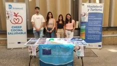 Foto 3 - El CIFP La Merced vende el turismo en el Mercado semanal dentro de su campa&ntilde;a de difusi&oacute;n