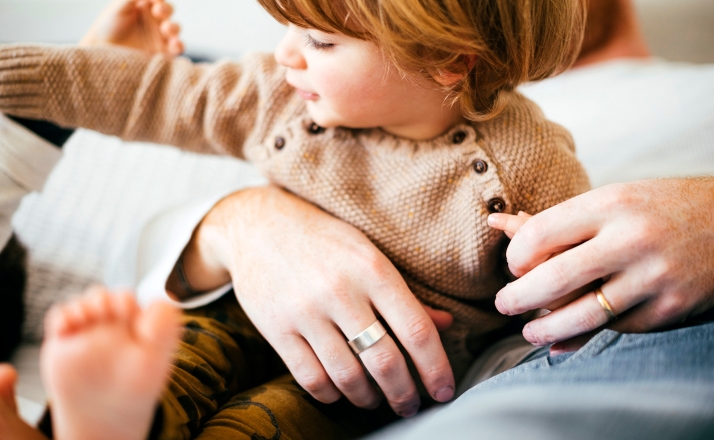 Castilla y León refuerza los servicios y apoyos a las familias para impulsar las adopciones nacionales e internacionales