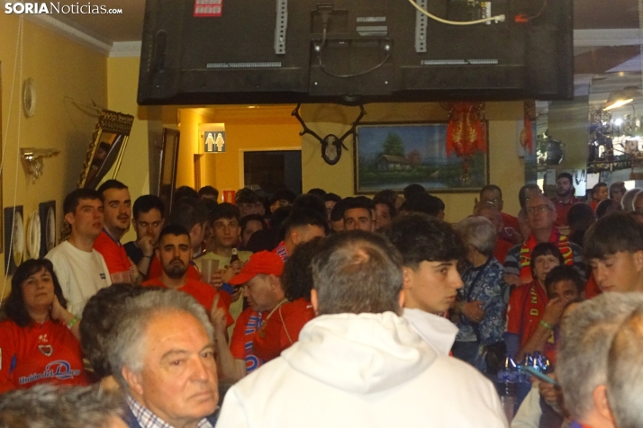 Una imagen de la jornada en Soria para ver por tv el encuentro hoy del Numancia. /PC