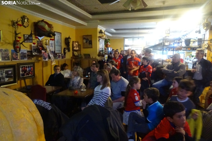 Una imagen de la jornada en Soria para ver por tv el encuentro hoy del Numancia. /PC