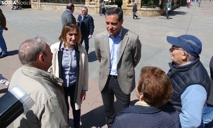 Raúl de la Hoz (ctro.) con Rocío Lucas, conversa con jubilados este viernes en Soria. /PC