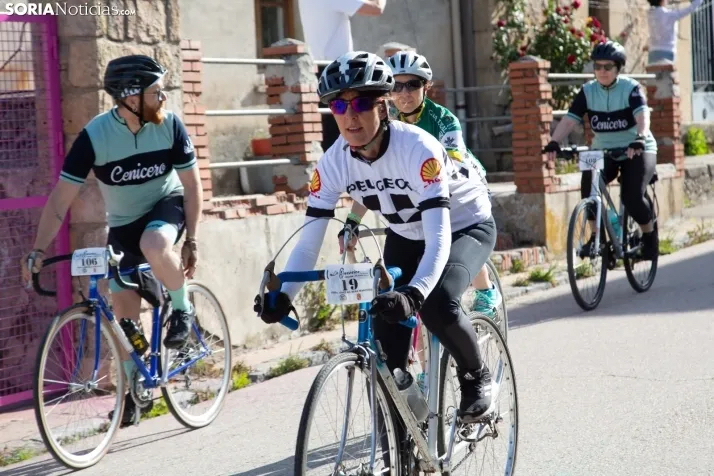 Un pelotón lleno de clásicos vuelve a revivir hazañas ciclistas en los 60 kilómetros de La Histórica de Abejar