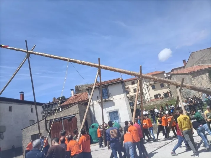 Cabrejas del Pinar levanta su mayo