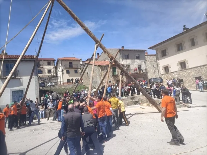 Cabrejas del Pinar levanta su mayo