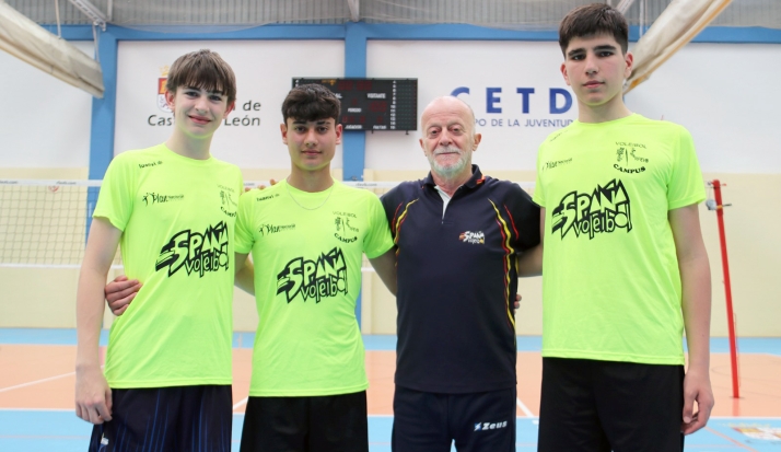 Tres infantiles del Sporting Santo Domingo, en las jornadas de supervisión de la Federación Española