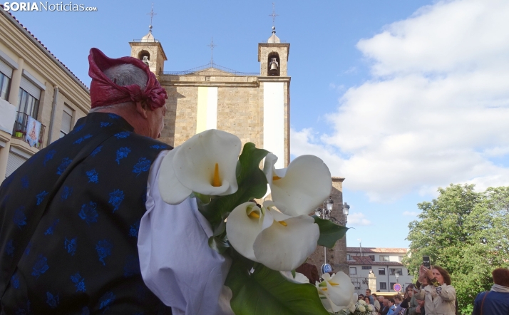 GALERÍA y VIDEO | Bendiciones a millares, con flores, para la Virgen de los Milagros