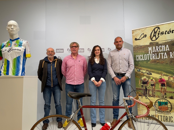 Sin cambios automáticos ni bebida isotónica: vuelve la Histórica de Abejar y el mejor ciclismo de los 80