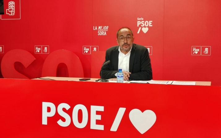 Rey anuncia una reunión con la ministra para mejorar las ayudas al funcionamiento entre críticas y retos al PP