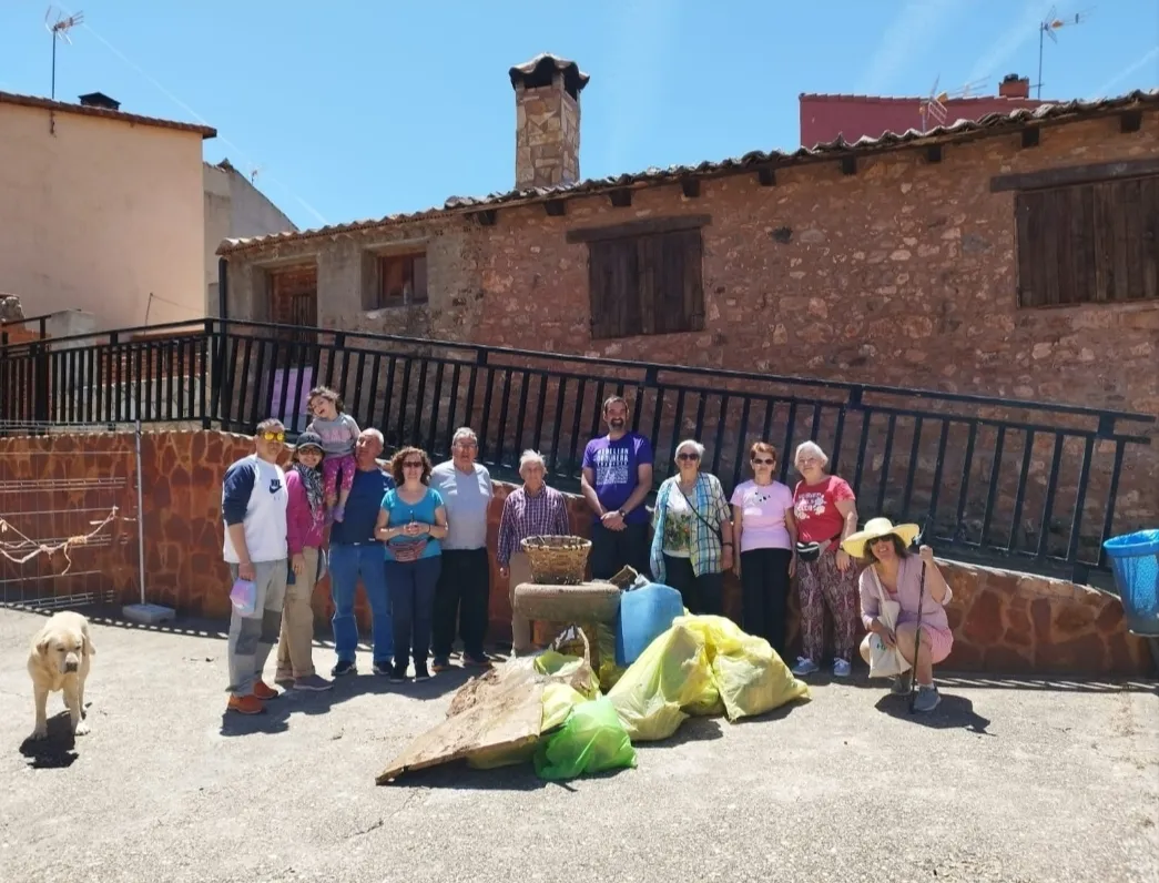 Foto 2 - Montejo de Tiermes se une para recoger una tonelada de basura de sus montes