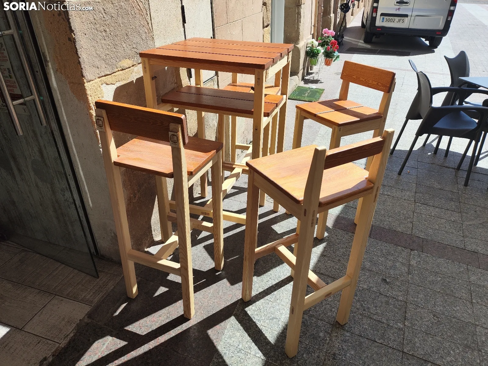 Foto 7 - Soria quiere que elijas entre estas dos mesas altas para terracear en los bares