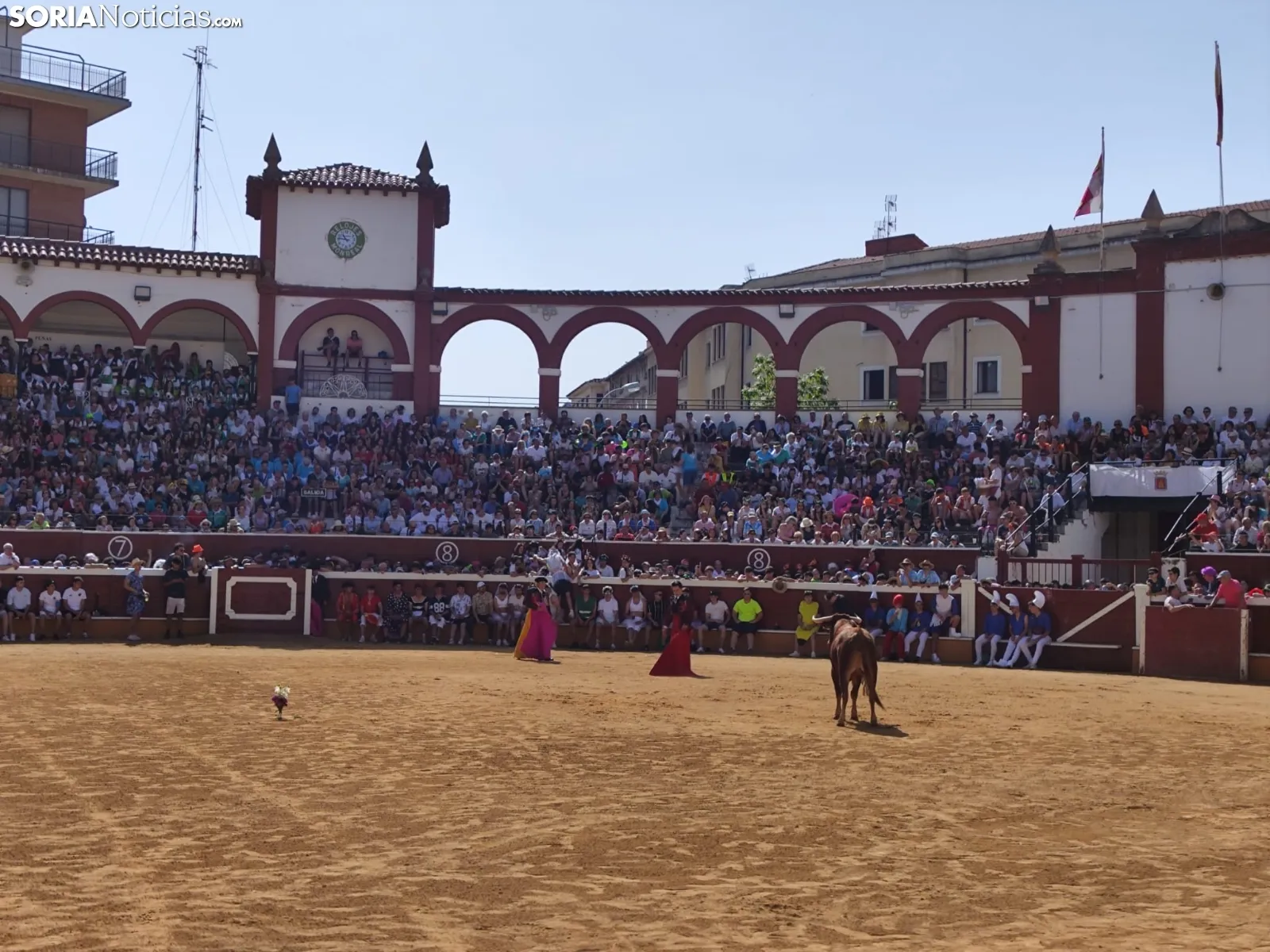 Foto 2 - Numeroso p&uacute;blico para la primera del Viernes de San Juan