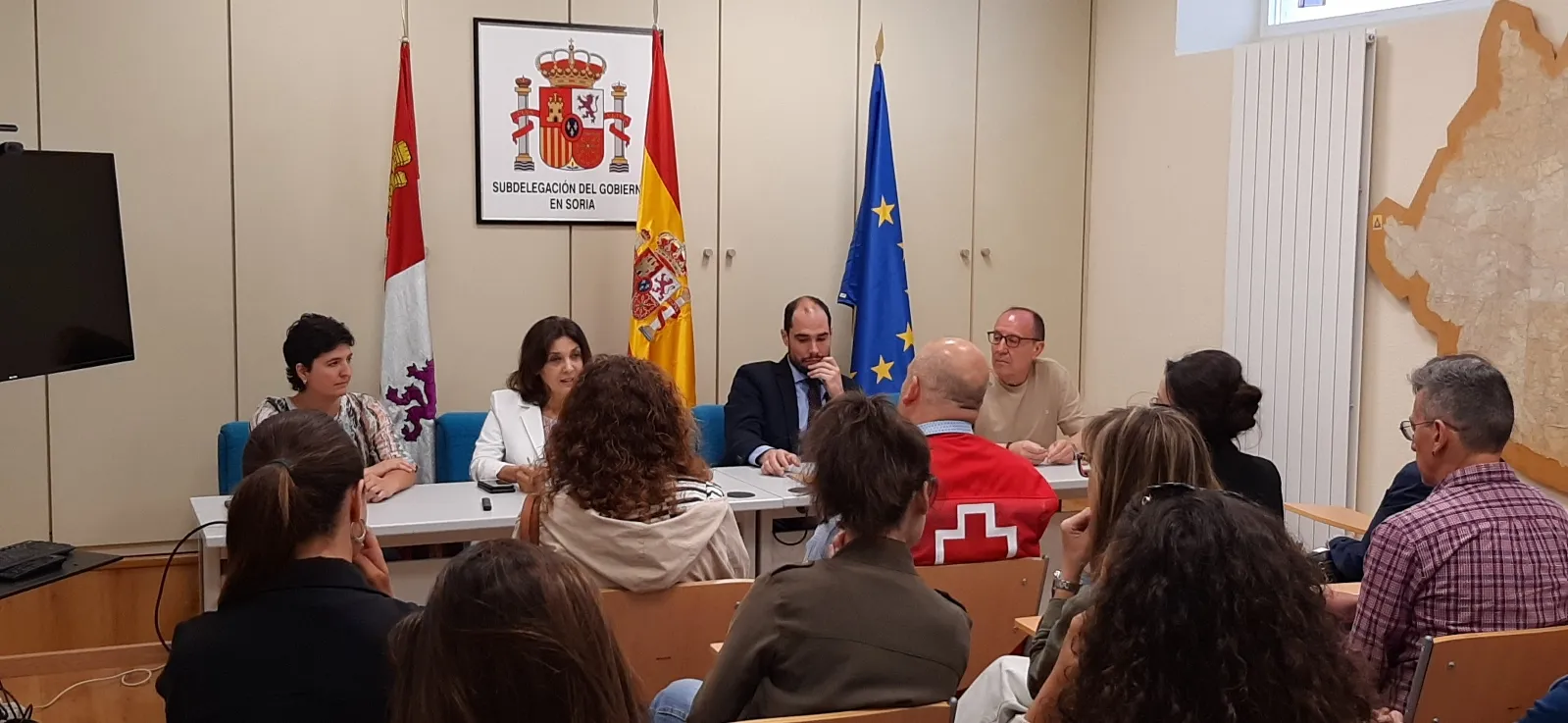 Foto 2 - Empleados y usuarios de Cruz Roja conocen algunos de los servicios que se prestan en la Subdelegaci&oacute;n