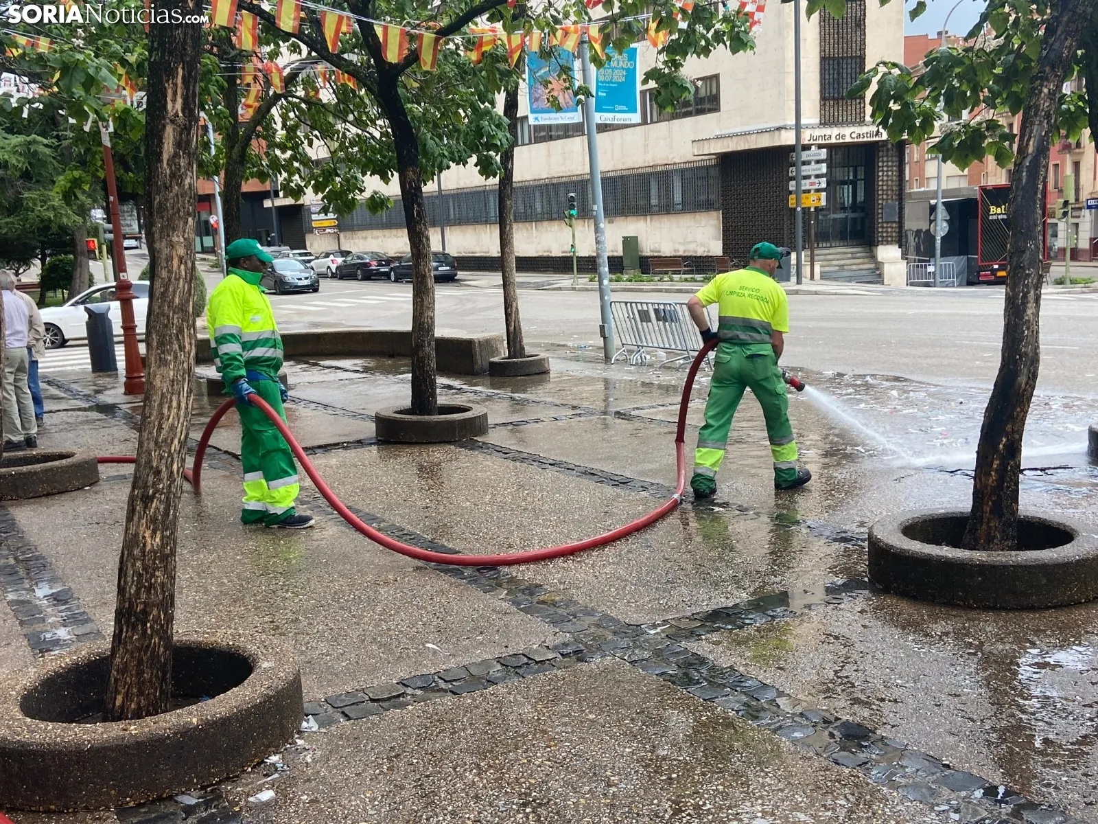 Foto 2 - Los h&eacute;roes sin capa de las fiestas de San Juan