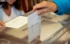 Un votante deposita su sobre en una urna de Garray. /María Ferrer