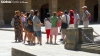 Un grupo de turistas durante una visita guiada en la plaza Mayor. /PC