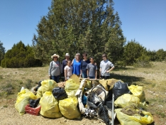 Foto 4 - Montejo de Tiermes se une para recoger una tonelada de basura de sus montes