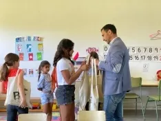 Una imagen de la entrega de las bolsas hoy en Molinos de Duero. /Dip.