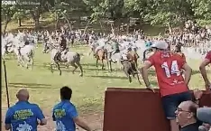 Foto 3 - Lavaleng&uuml;illas | Un caballista, herido tras golpearse contra un muro