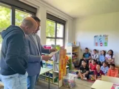 Una imagen de la entrega de las bolsas hoy en Molinos de Duero. /Dip.