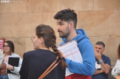Opositores en las inmediaciones del Machado. /SN