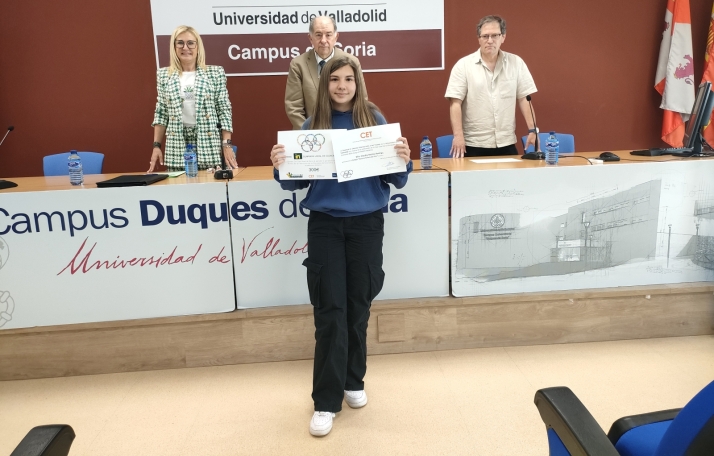 La alumna, con su diploma tras vencer en el Campus Duques de Soria. /ES
