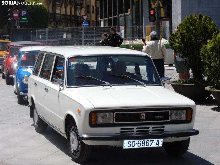 En im&aacute;genes: Decenas de coches antiguos invaden Mariano Granados