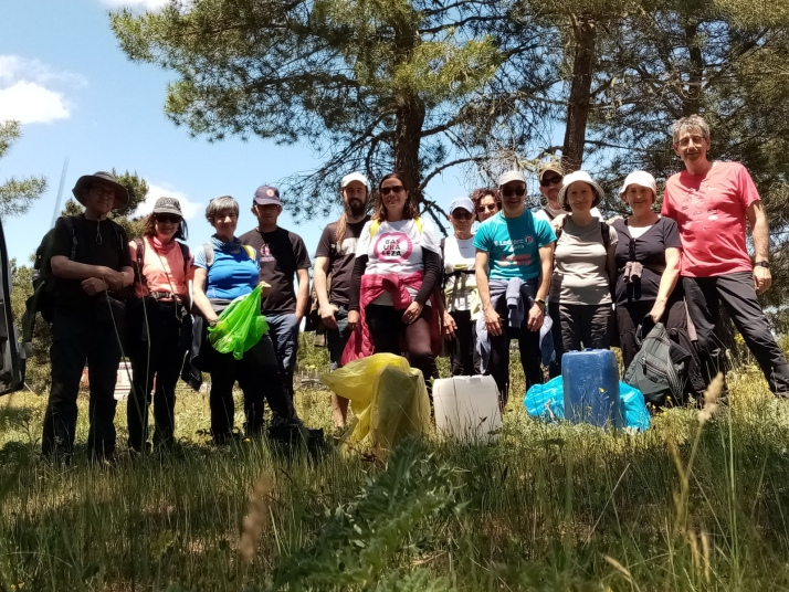 La Asociación Cultural Gaya Nuño de Tardelcuende se une para liberar de basura el entorno