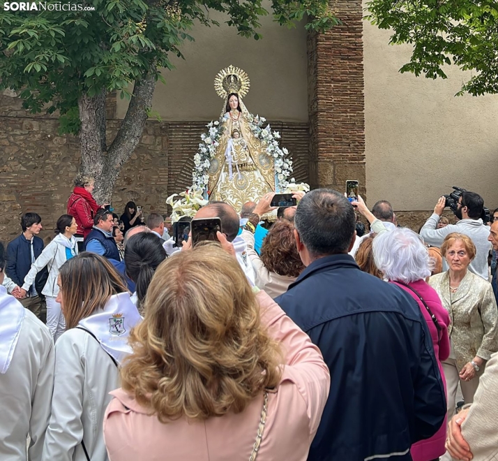 La imagen de la Virgen de los Remedios, a su paso por la ermita de Los Desamparados, en el Barrio Moro. /TM
