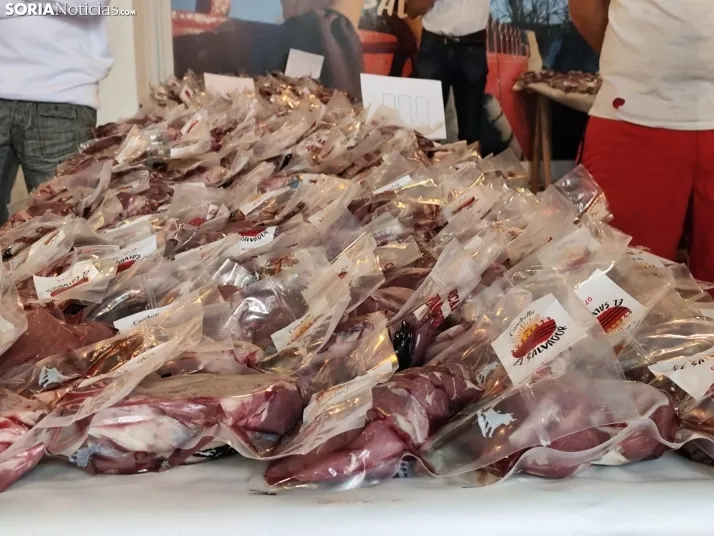 Reparto y recogida de la tajada en crudo del Sábado Agés.