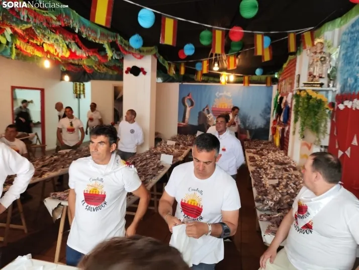 Reparto y recogida de la tajada en crudo del Sábado Agés.