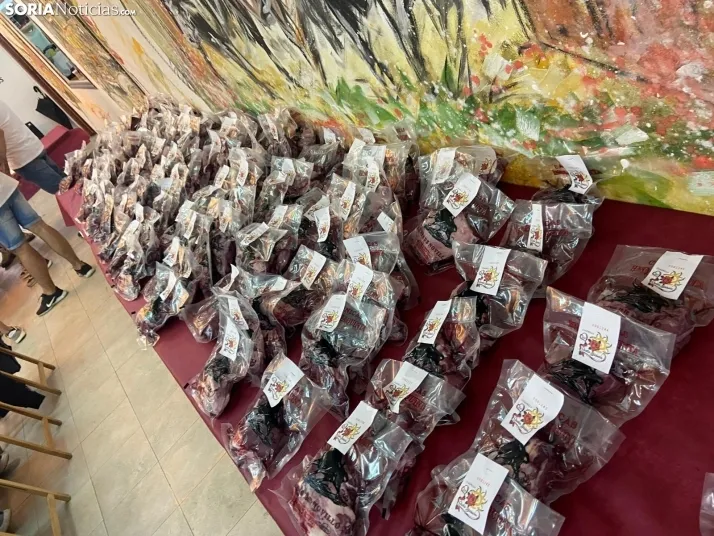 Reparto y recogida de la tajada en crudo del Sábado Agés.