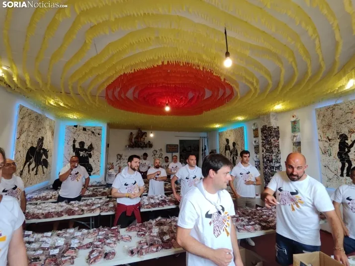 Reparto y recogida de la tajada en crudo del Sábado Agés.