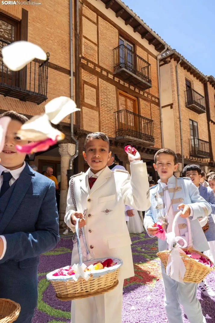 EN FOTOS | El Burgo de Osma se llena de color e ilusi&oacute;n en la procesi&oacute;n del Corpus Christi