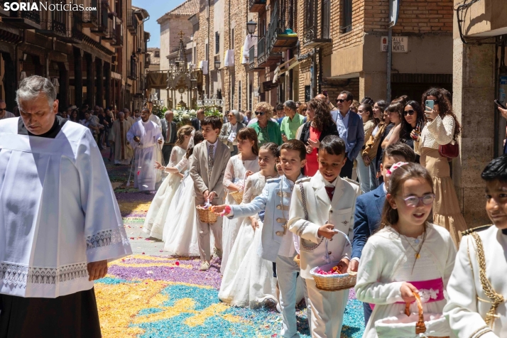 EN FOTOS | El Burgo de Osma se llena de color e ilusión en la procesión del Corpus Christi