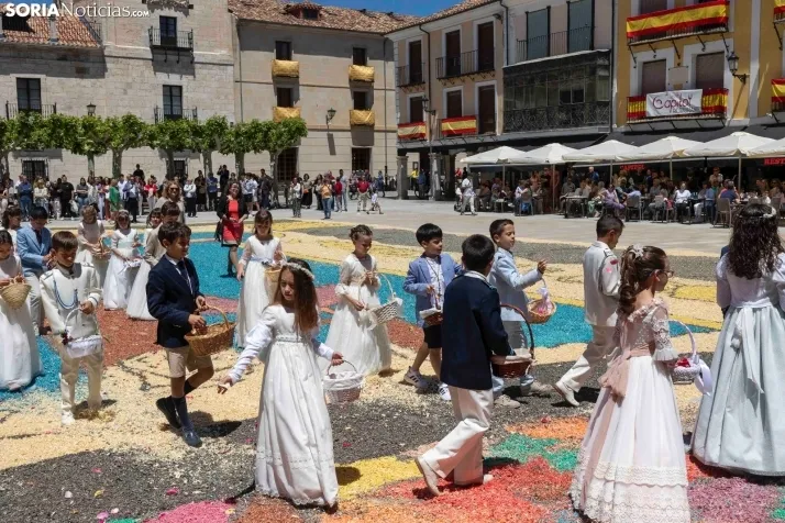 EN FOTOS | El Burgo de Osma se llena de color e ilusi&oacute;n en la procesi&oacute;n del Corpus Christi