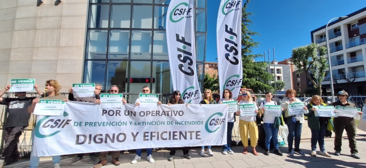 CSIF protesta ante el Centro para la Defensa contra el Fuego contra el insuficiente operativo de incendios forestales de 2024 