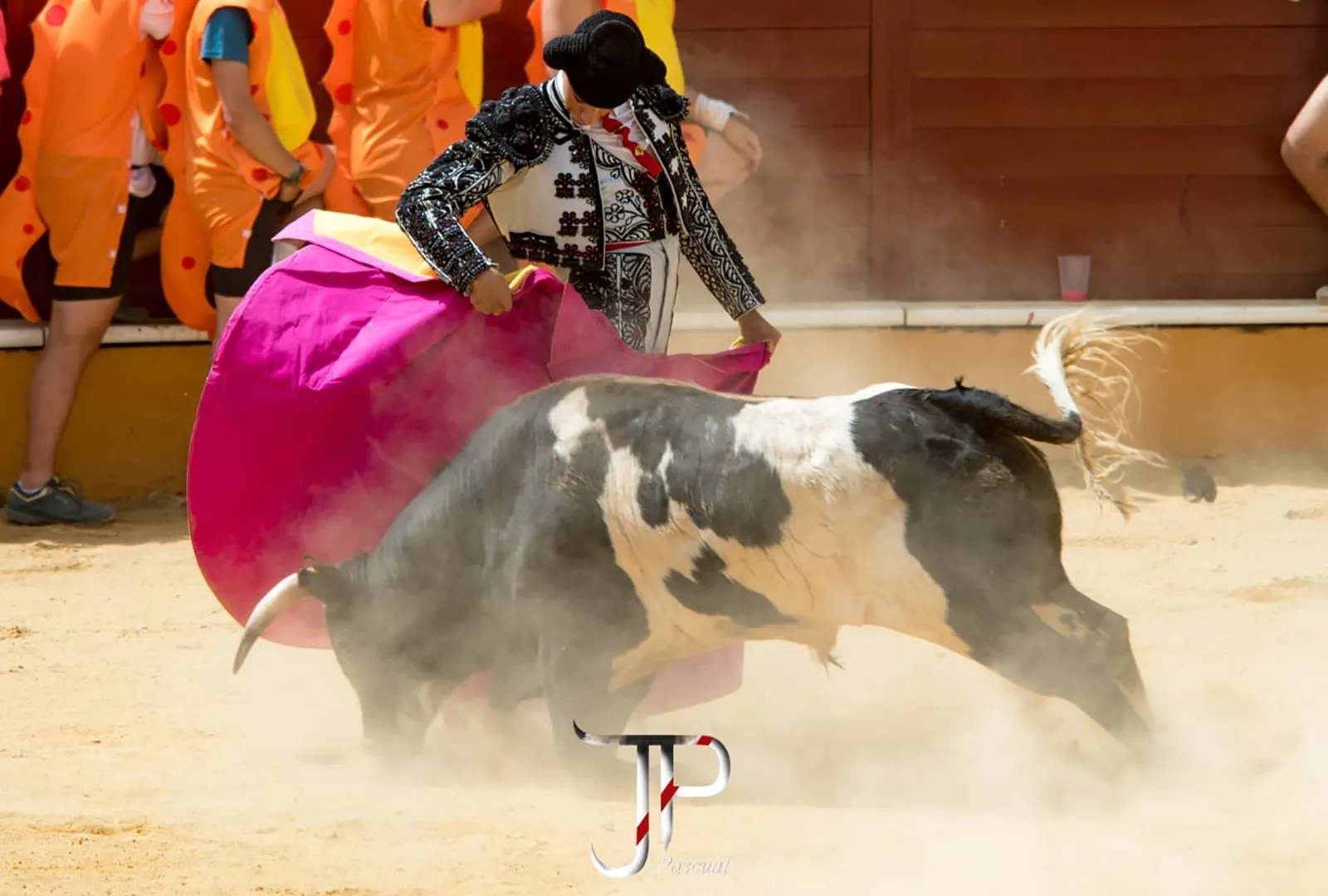 Aparicio, recibiendo toreando con el percal a uno de sus enemigos el Viernes de Toros. /Pascual