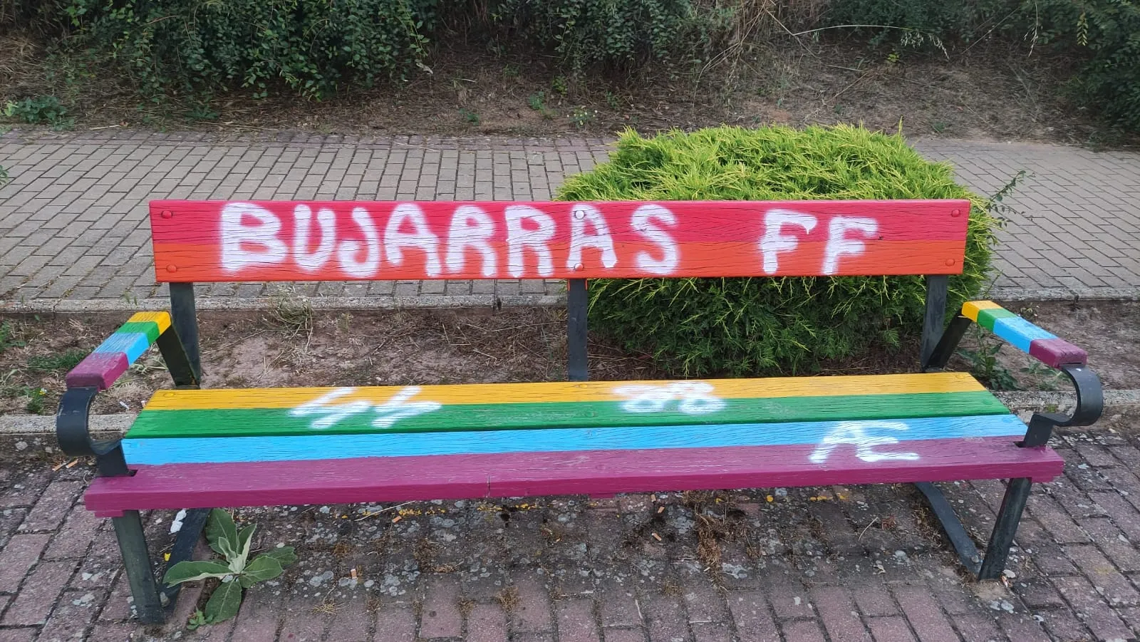 Foto 2 - Almaz&aacute;n se despierta con pintadas homof&oacute;bicas en los bancos LGBTIQ+: "putos gays"