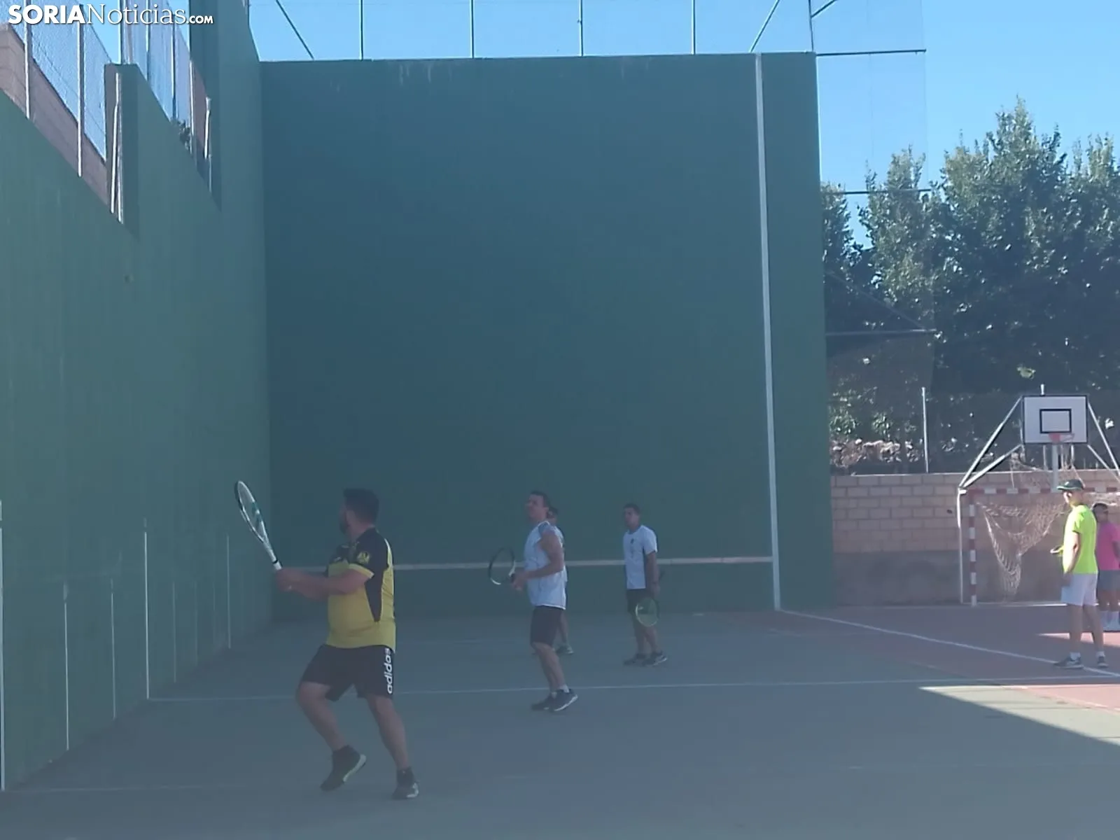 Foto 11 - Orillares vive una deportiva jornada con el II Campeonato de frontenis de la localidad