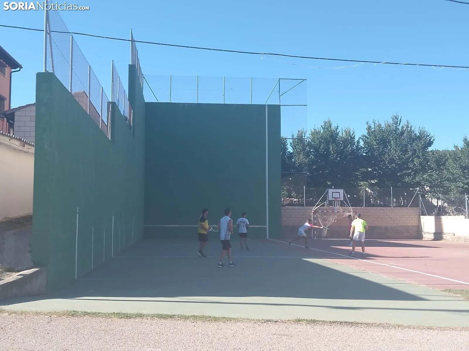 Foto 10 - Orillares vive una deportiva jornada con el II Campeonato de frontenis de la localidad