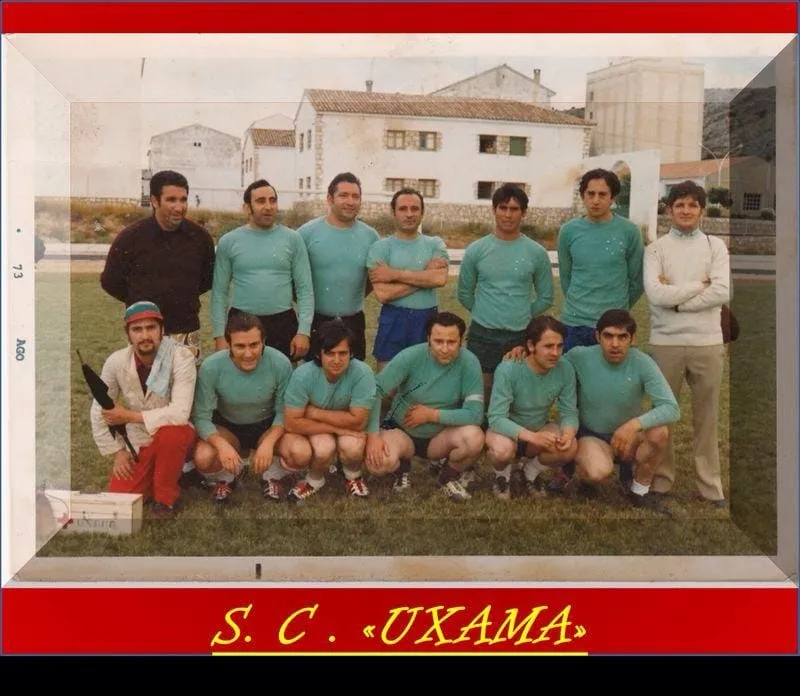 Los jugadores del Sporting Uxama festejan el centenario/ Álvaro Rodríguez.