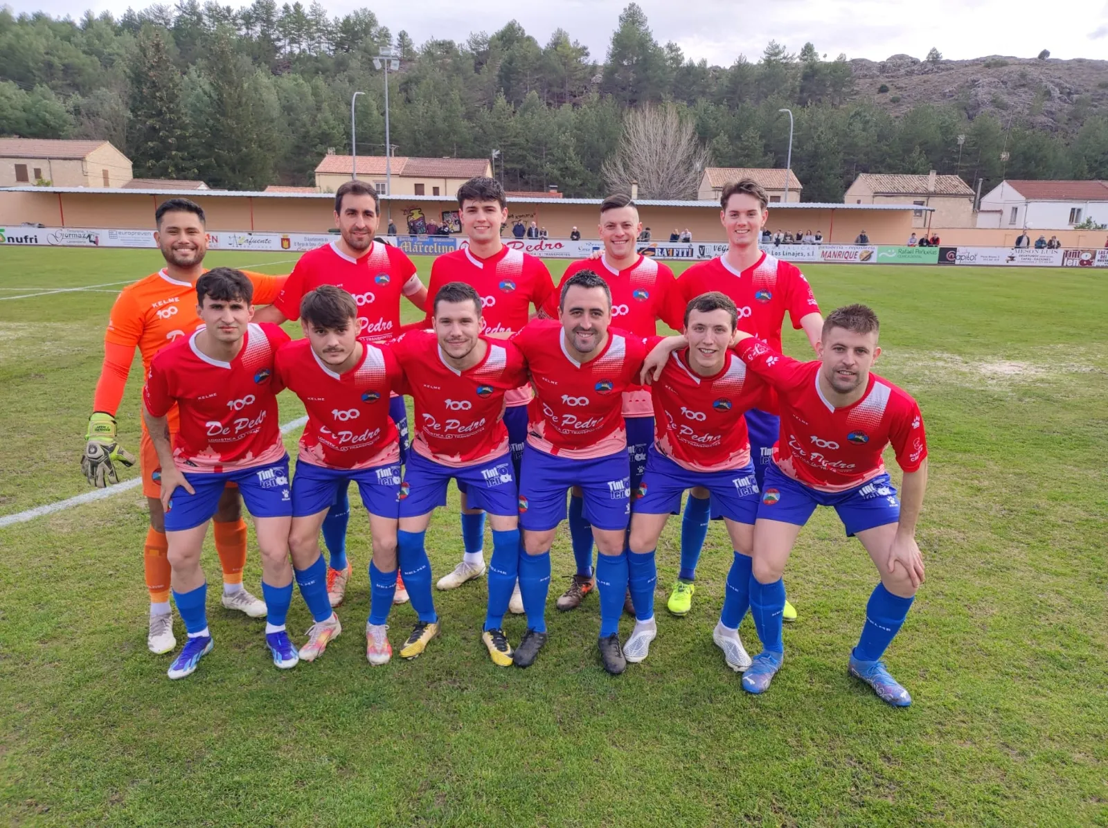 Los jugadores del Sporting Uxama festejan el centenario/ Álvaro Rodríguez.