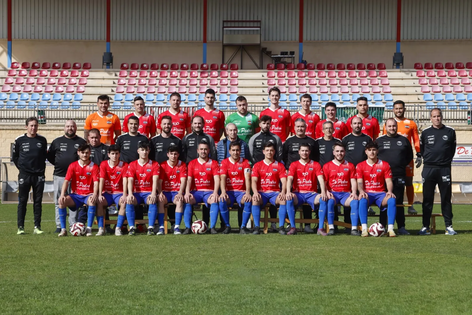 Los jugadores del Sporting Uxama festejan el centenario/ Álvaro Rodríguez.